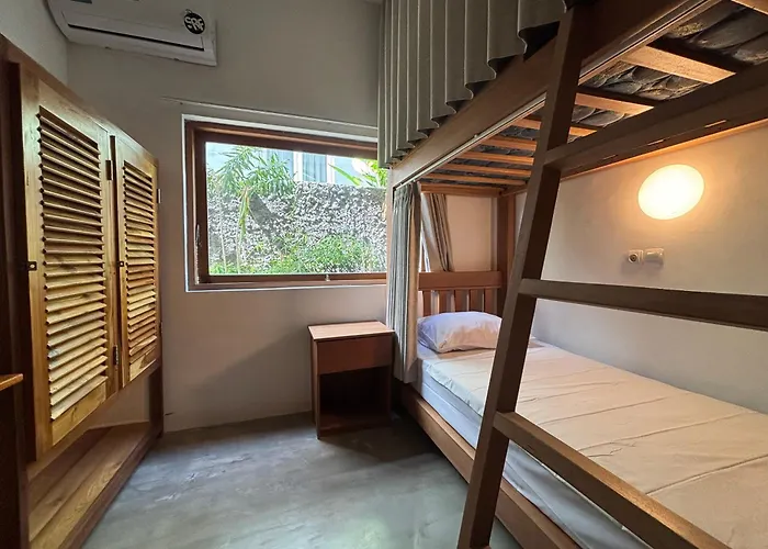 Hotel 007 Surfhouse Bali 2*
